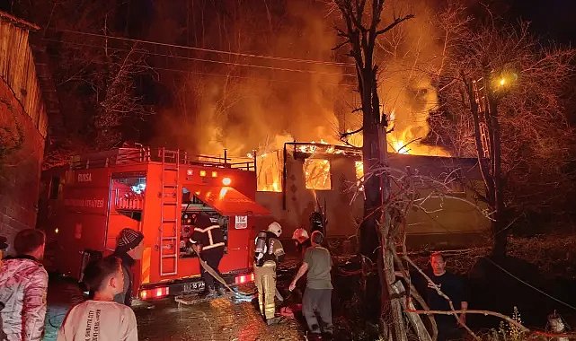 Bursa'da tek katlı ev alev alev yandı!