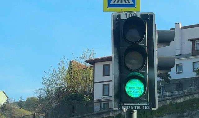 Bursa’da trafik lambalarında dikkat çeken yazı!