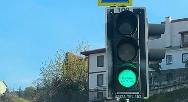 Bursa’da trafik lambalarında dikkat çeken yazı!