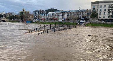 Çanakkale’de Kocabaş Çayı taştı, otopark sular altında kaldı