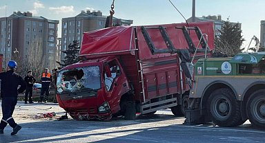 Esenler'de makas atarak ilerleyen otomobil kamyonete çarptı: 6 yaralı