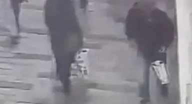 Kaldırımda unutulan çantayı çaldı, yakayı ele verdi