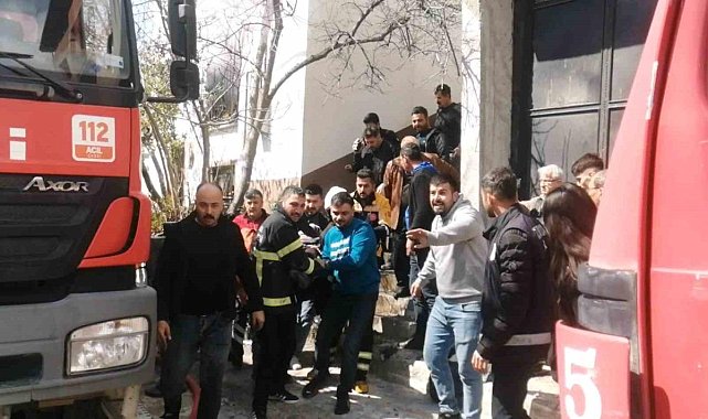 Komşusunu kurtarmak isterken yangının ortasında kaldı