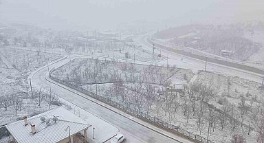 Konya’da kar yağışı ilçeyi beyaza bürüdü