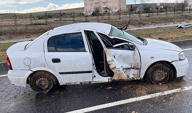 Otomobil yağmurun kayganlaştırdığı yolda takla attı