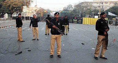 Pakistan'da polis karakoluna terör saldırısı: Ölü ve yaralılar var