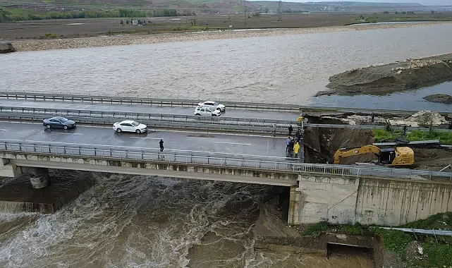 Sağanak nedeniyle çöktü! Yol çift taraflı trafiğe kapatıldı