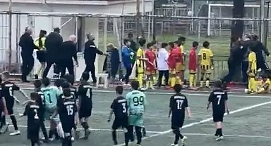 Sahada utanç anları! Kadın hakeme saldırı girişimi...