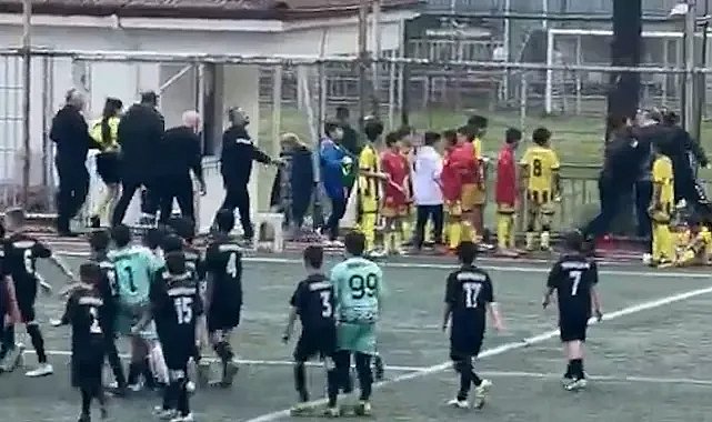 Sahada utanç anları! Kadın hakeme saldırı girişimi...