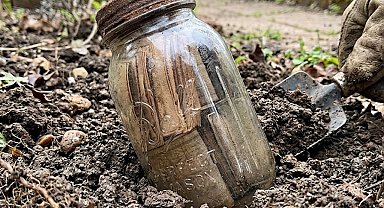 Tadilat sırasında bulduğu cam kavanozdan servet çıktı