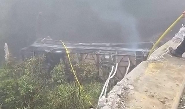 Yolcu otobüsü devrildi: Çok sayıda ölü