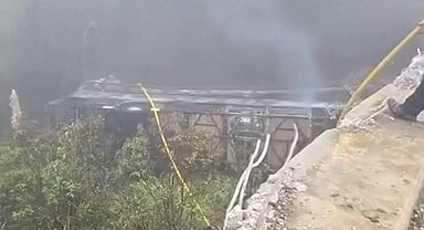 Yolcu otobüsü devrildi: Çok sayıda ölü