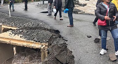 Sağanak hayatı felç etti! Dere taştı, köprü hasar gördü