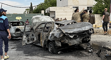 Şam'da Savunma Bakanlığı binası önünde araba patladı En az bir kişi öldü