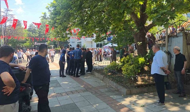Meydanda bıçaklı kavga! Polis havaya ateş açtı