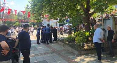 Meydanda bıçaklı kavga! Polis havaya ateş açtı