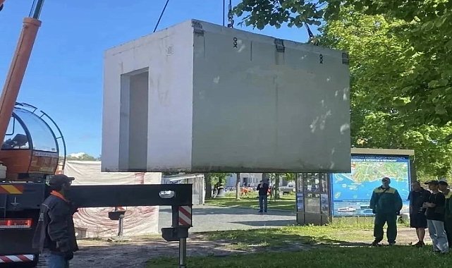 Otobüs duraklarının yanına beton sığınak koymaya başladılar