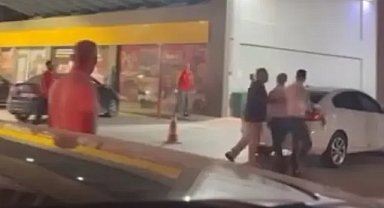 Bursa'da benzin istasyonunda ortalık karıştı! Sopalar havada uçuştu!