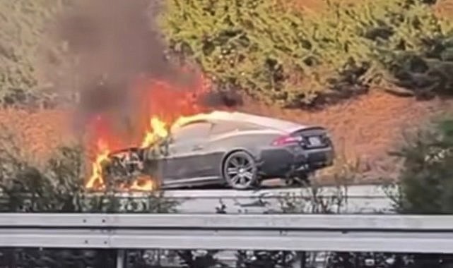 Bursa'da seyir halindeki otomobil alev alev yandı