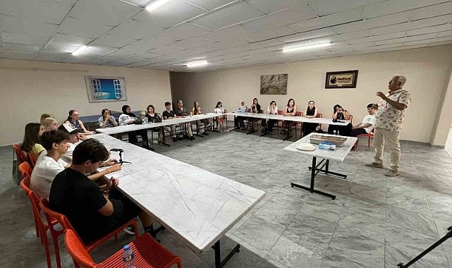 Dünya gençleri Bursa'da içli köfte yapmayı öğrendi