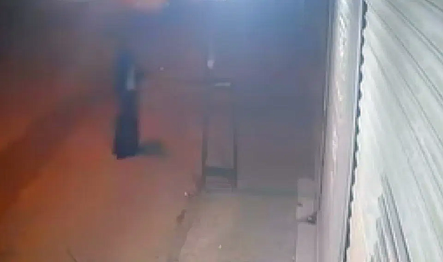 Kimliğini gizlemek için kara çarşaf giyip, kurşun yağdırdı