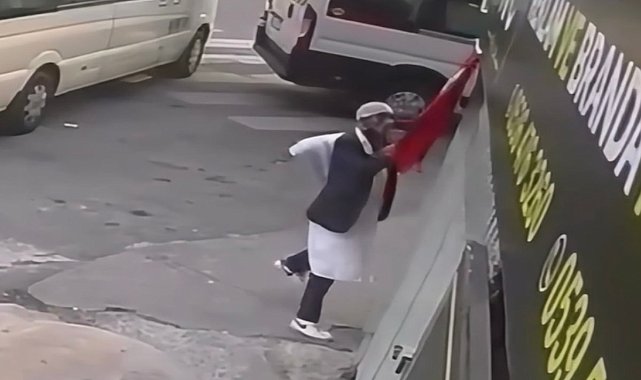 Türk bayrağını sökerek yere attı! Savunması pes dedirtti