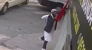 Türk bayrağını sökerek yere attı! Savunması pes dedirtti