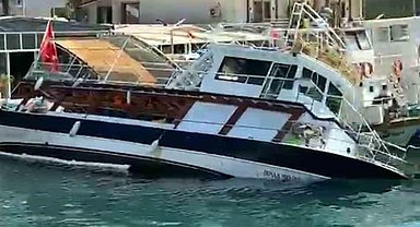 Akyaka’da tur teknesi su alarak yan yattı
