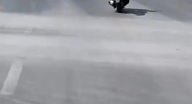 Alanya’da motosikletlinin tehlikeli hareketleri kamerada