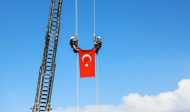 Bursa’da nefes kesen tatbikat; Türk bayrağı metrelerce yükseklikten indirildi