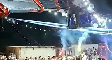 Gelin ile damat sahneye vinçle indi