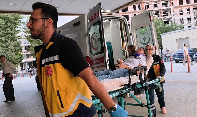İki otomobil çarpıştı, 4 kişi yaralandı: Motosikletli çift kazadan kıl payı kurtuldu
