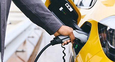 İşte gerçek yol şartlarında 500 km'den fazla menzile sahip olan elektrikli otomobiller!