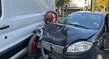 Motosiklet iki araç arasında böyle sıkıştı
