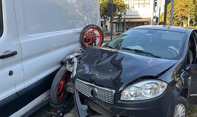 Motosiklet iki araç arasında böyle sıkıştı