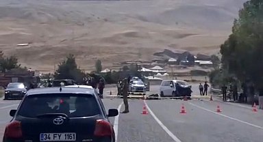 Muradiye’de araçlar kafa kafaya çarpıştı: 2 ölü, 9 yaralı
