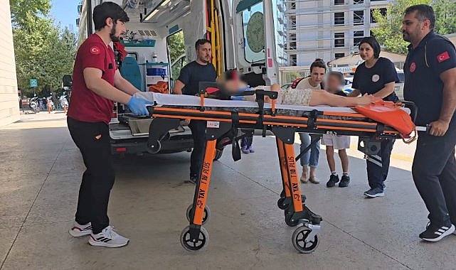 Otomobil motosikletle çarpıştı: 2'si çocuk 3 yaralı