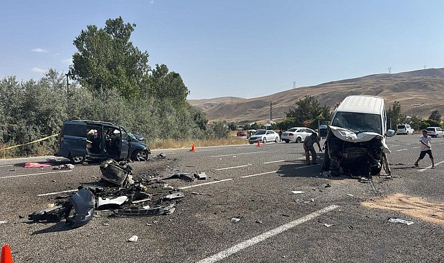 Van'da 2 aracın çarpıştığı kazada 2 kişi öldü, 9 kişi yaralandı