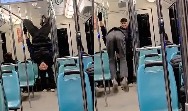 Bursa'da gençlerin metroda tehlikeli oyunu kameraya yansıdı