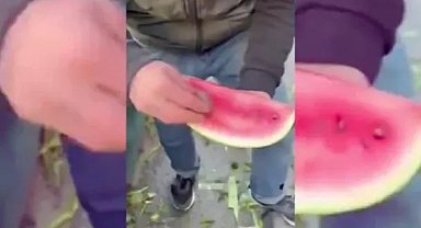 Karpuzu daha kırmızı göstermek için yaptığı rezilliğe bakın!