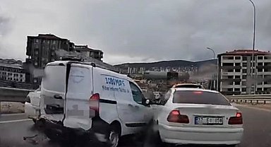 Kontrolden çıkan araç, önündeki 4 araca çarptı: O anlar kamerada