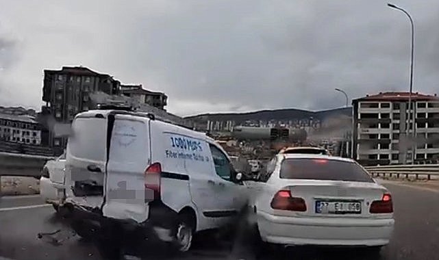 Kontrolden çıkan araç, önündeki 4 araca çarptı: O anlar kamerada
