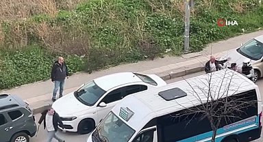 Otomobil sürücüsü motosikletliye copla saldırdı