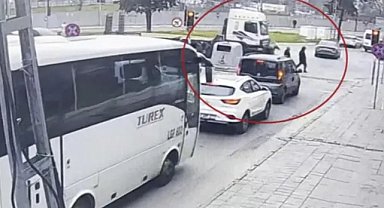 Tırın altında kalan kadın can verdi! O anlar kamerada...