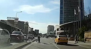 Bursa'da trafik kuralı hiçe sayıldı! Yaya geçidinde tehlikeli anlar...
