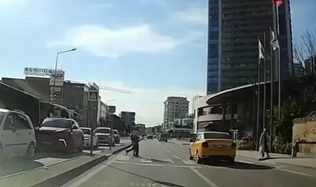 Bursa'da trafik kuralı hiçe sayıldı! Yaya geçidinde tehlikeli anlar...